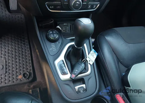 2017 Jeep Cherokee Trailhawk 4X4 from USA, damaged, VIN 1C4PJMBS0HW622172